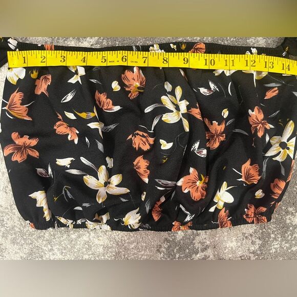 SHEIN Floral Off-the-Shoulder Crop Top & Shorts Set
Size M - Picture 2 of 6
